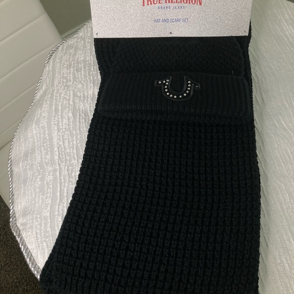 True Religion Black Knit Logo Beanie & Scarf Set One Size - Picture 4 of 9